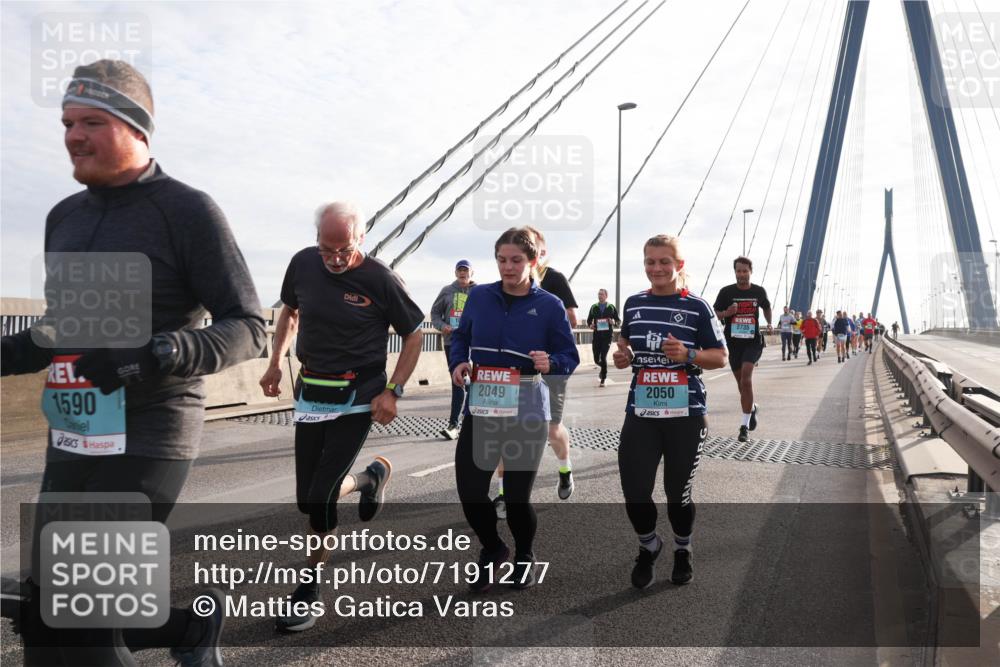 03.10.2024 - Köhlbrandbrückenlauf Matties Gatica Varas http://msf.ph/oto/7191277 03.10.2024 09:27:13 Position 2 1590, 2049, 2050, 2735 meine-sportfotos.de