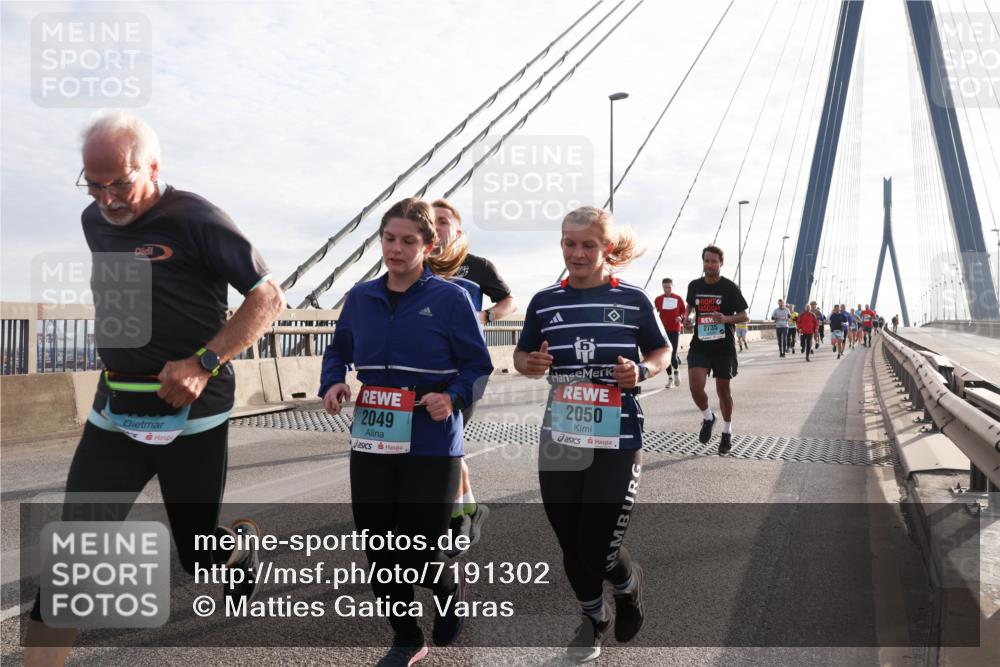 03.10.2024 - Köhlbrandbrückenlauf Matties Gatica Varas http://msf.ph/oto/7191302 03.10.2024 09:27:14 Position 2 2049, 2050, 2735 meine-sportfotos.de