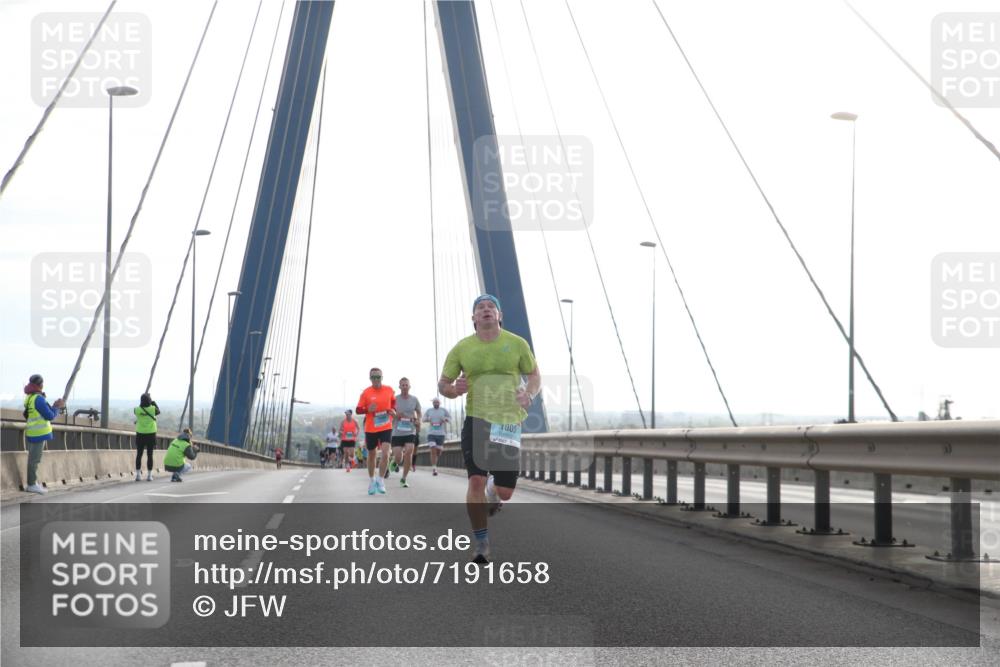 03.10.2024 - Köhlbrandbrückenlauf Jannik Wohlers http://msf.ph/oto/7191658 03.10.2024 09:18:54 Position 1 1005 meine-sportfotos.de