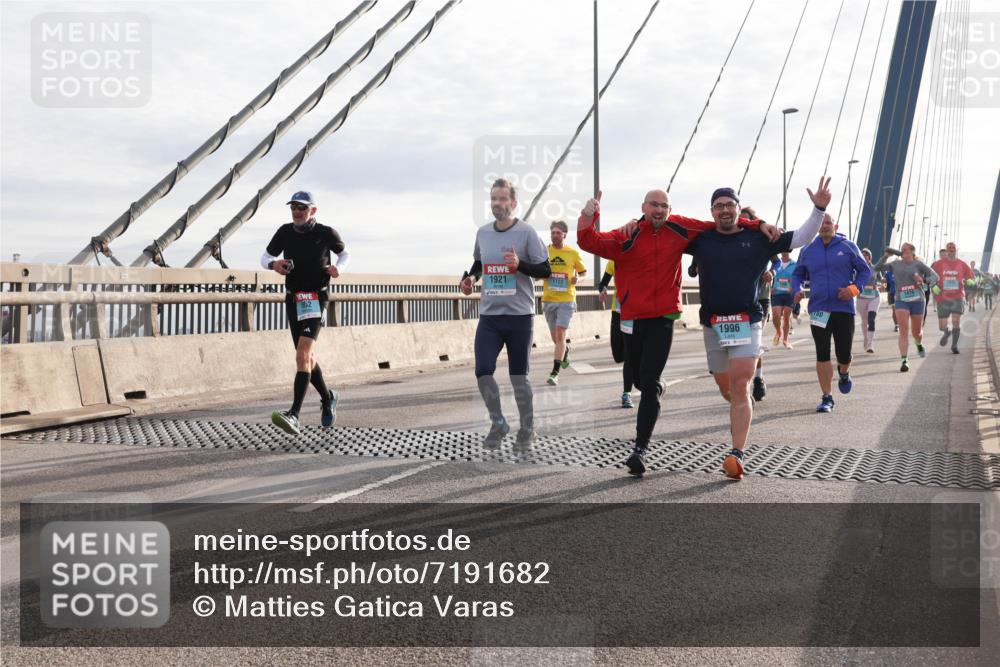 03.10.2024 - Köhlbrandbrückenlauf Matties Gatica Varas http://msf.ph/oto/7191682 03.10.2024 09:27:19 Position 2 1921, 1722, 1996, 1479 meine-sportfotos.de