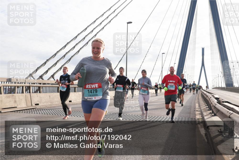 03.10.2024 - Köhlbrandbrückenlauf Matties Gatica Varas http://msf.ph/oto/7192042 03.10.2024 09:27:24 Position 2 2808, 1479, 1324, 1292, 1045 meine-sportfotos.de