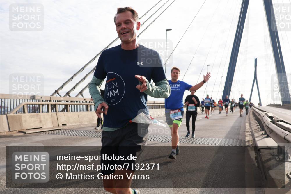 03.10.2024 - Köhlbrandbrückenlauf Matties Gatica Varas http://msf.ph/oto/7192371 03.10.2024 09:27:28 Position 2 2019, 3628, 1947 meine-sportfotos.de