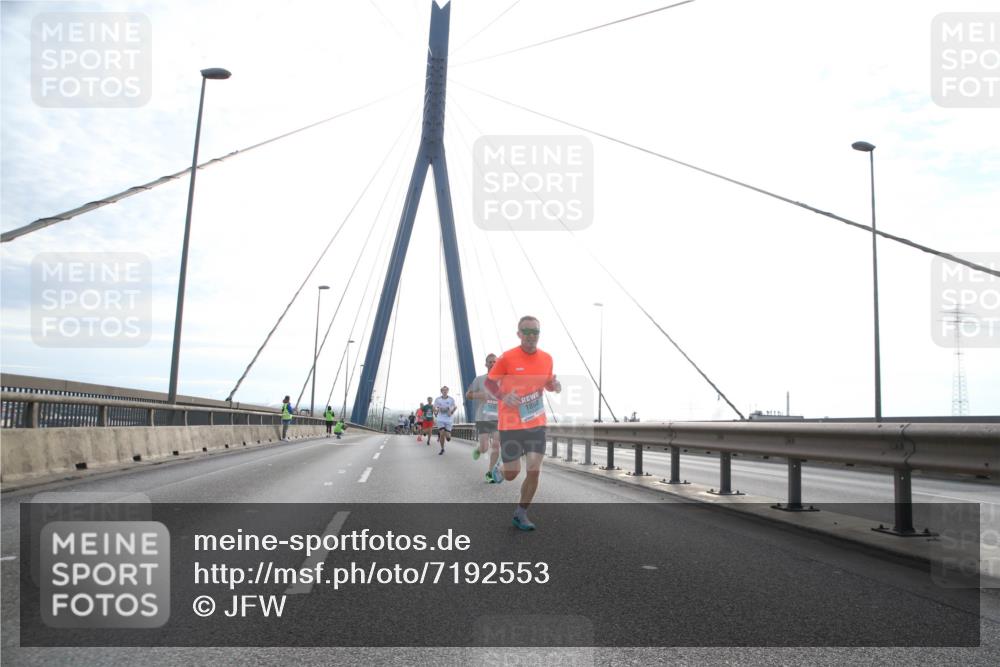 03.10.2024 - Köhlbrandbrückenlauf Jannik Wohlers http://msf.ph/oto/7192553 03.10.2024 09:18:59 Position 1 1090 meine-sportfotos.de