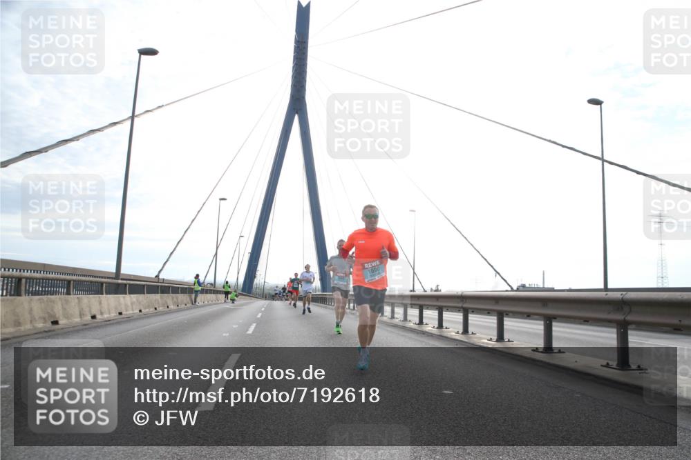 03.10.2024 - Köhlbrandbrückenlauf Jannik Wohlers http://msf.ph/oto/7192618 03.10.2024 09:19:00 Position 1 1090 meine-sportfotos.de