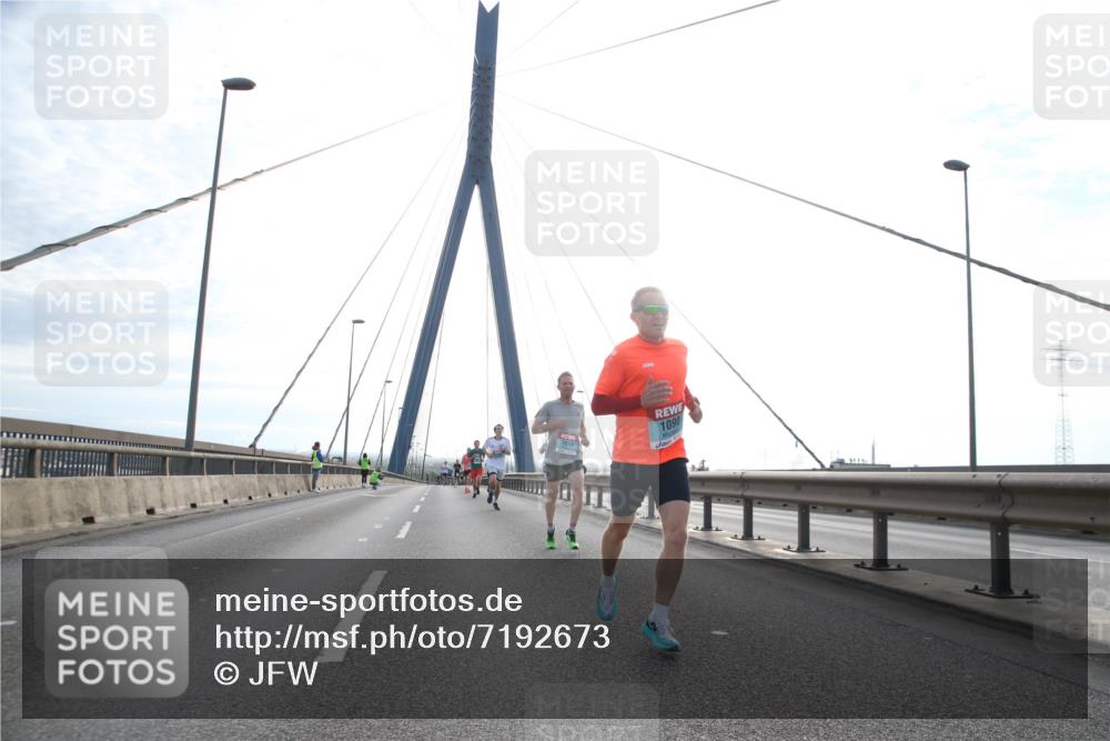 03.10.2024 - Köhlbrandbrückenlauf Jannik Wohlers http://msf.ph/oto/7192673 03.10.2024 09:19:00 Position 1 1055, 1090 meine-sportfotos.de