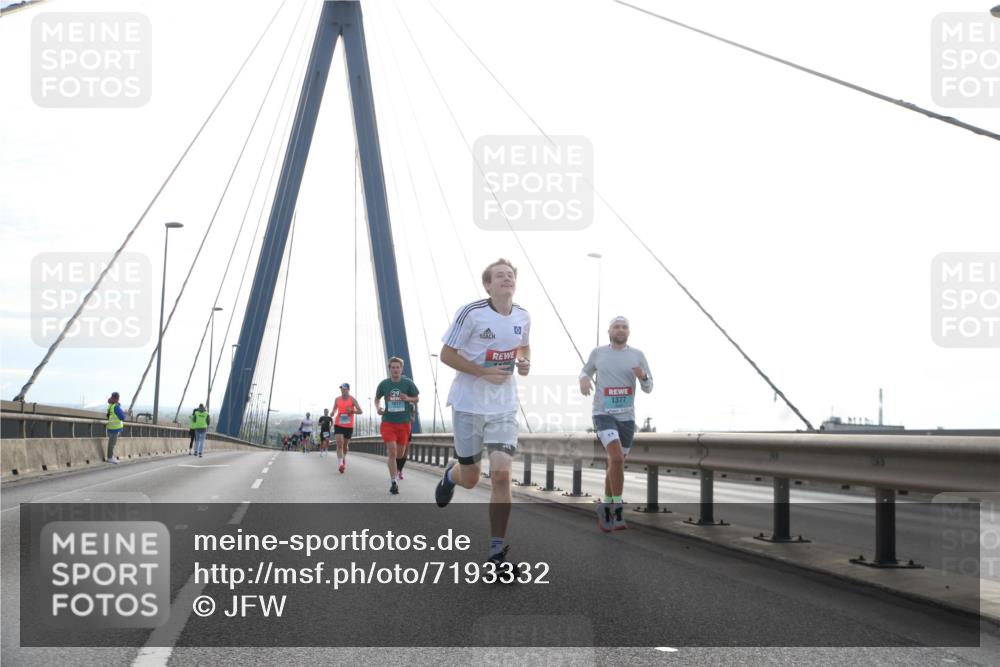 03.10.2024 - Köhlbrandbrückenlauf Jannik Wohlers http://msf.ph/oto/7193332 03.10.2024 09:19:03 Position 1 1377 meine-sportfotos.de