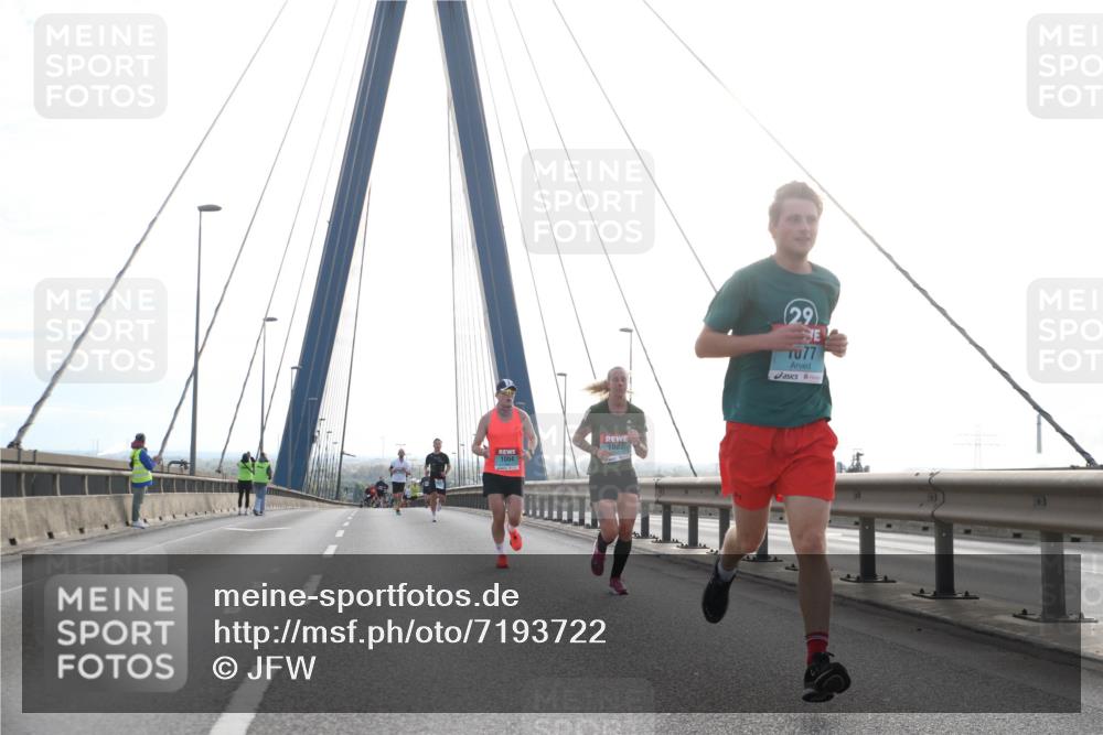 03.10.2024 - Köhlbrandbrückenlauf Jannik Wohlers http://msf.ph/oto/7193722 03.10.2024 09:19:05 Position 1 1027, 1004, 29, 077 meine-sportfotos.de