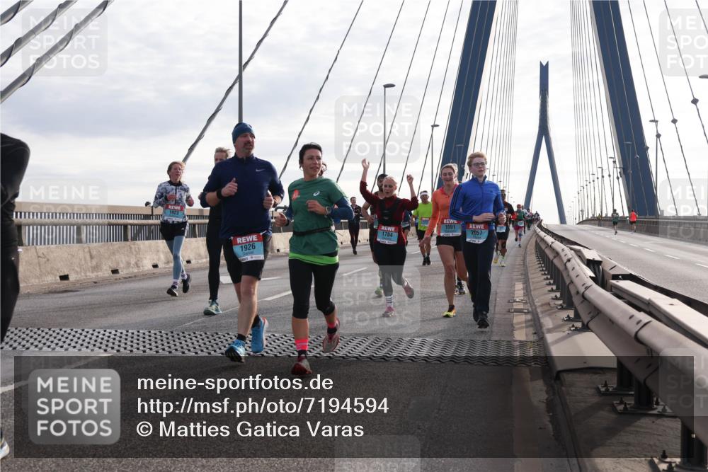 03.10.2024 - Köhlbrandbrückenlauf Matties Gatica Varas http://msf.ph/oto/7194594 03.10.2024 09:27:59 Position 2 1923, 1691, 1784, 2057, 1926 meine-sportfotos.de