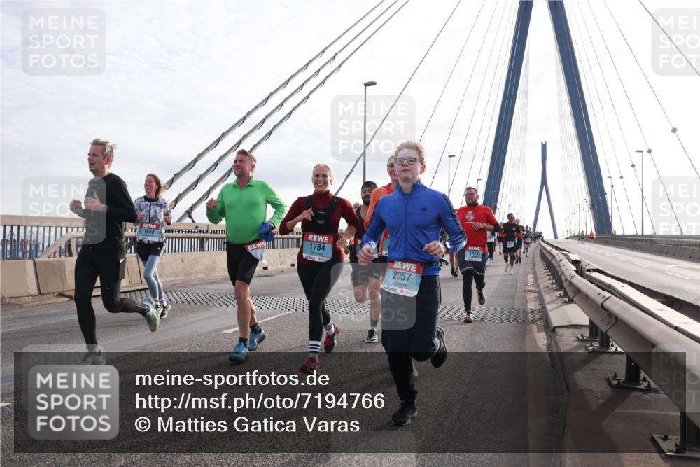 03.10.2024 - Köhlbrandbrückenlauf Matties Gatica Varas http://msf.ph/oto/7194766 03.10.2024 09:28:01 Position 2 1923, 1784, 2057, 1477 meine-sportfotos.de