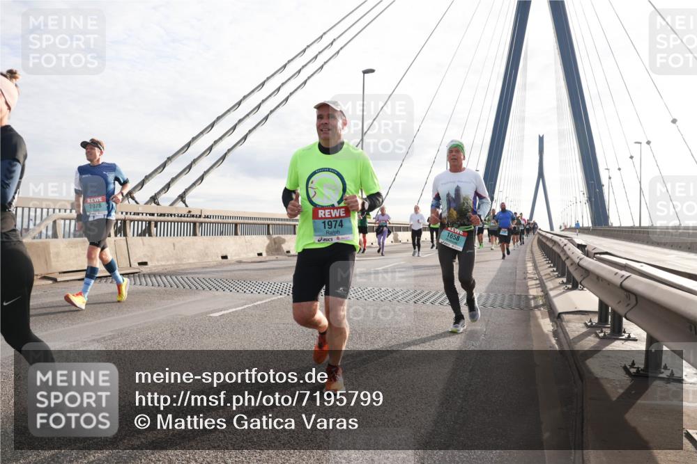 03.10.2024 - Köhlbrandbrückenlauf Matties Gatica Varas http://msf.ph/oto/7195799 03.10.2024 09:28:17 Position 2 2078, 1974, 1658 meine-sportfotos.de
