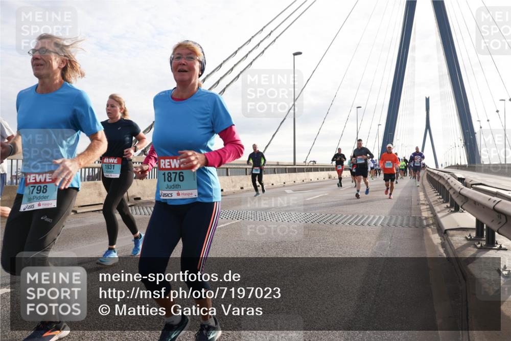03.10.2024 - Köhlbrandbrückenlauf Matties Gatica Varas http://msf.ph/oto/7197023 03.10.2024 09:28:38 Position 2 798, 1931, 1876 meine-sportfotos.de