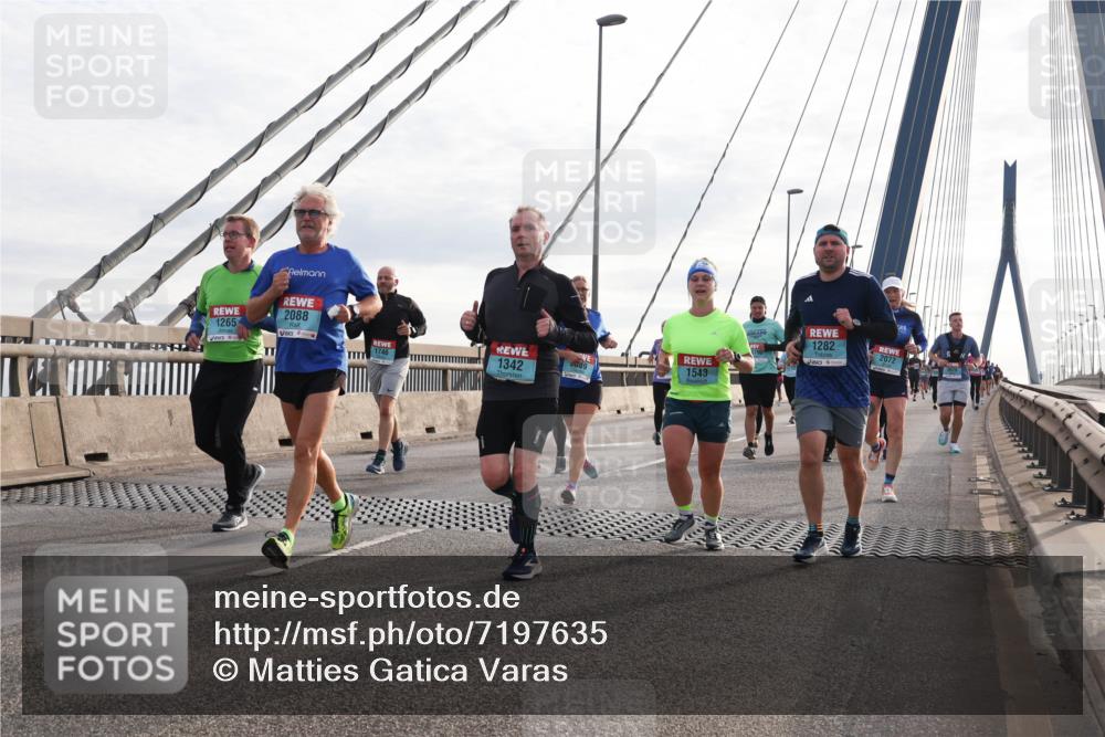 03.10.2024 - Köhlbrandbrückenlauf Matties Gatica Varas http://msf.ph/oto/7197635 03.10.2024 09:28:47 Position 2 2088, 1265, 1282, 2072, 1543, 2089, 1746, 1342 meine-sportfotos.de
