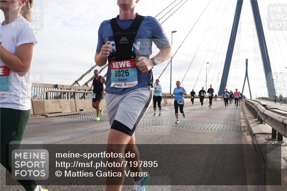 03.10.2024 - Köhlbrandbrückenlauf Matties Gatica Varas http://msf.ph/oto/7197895 03.10.2024 09:28:52 Position 2 3026, 1643 meine-sportfotos.de