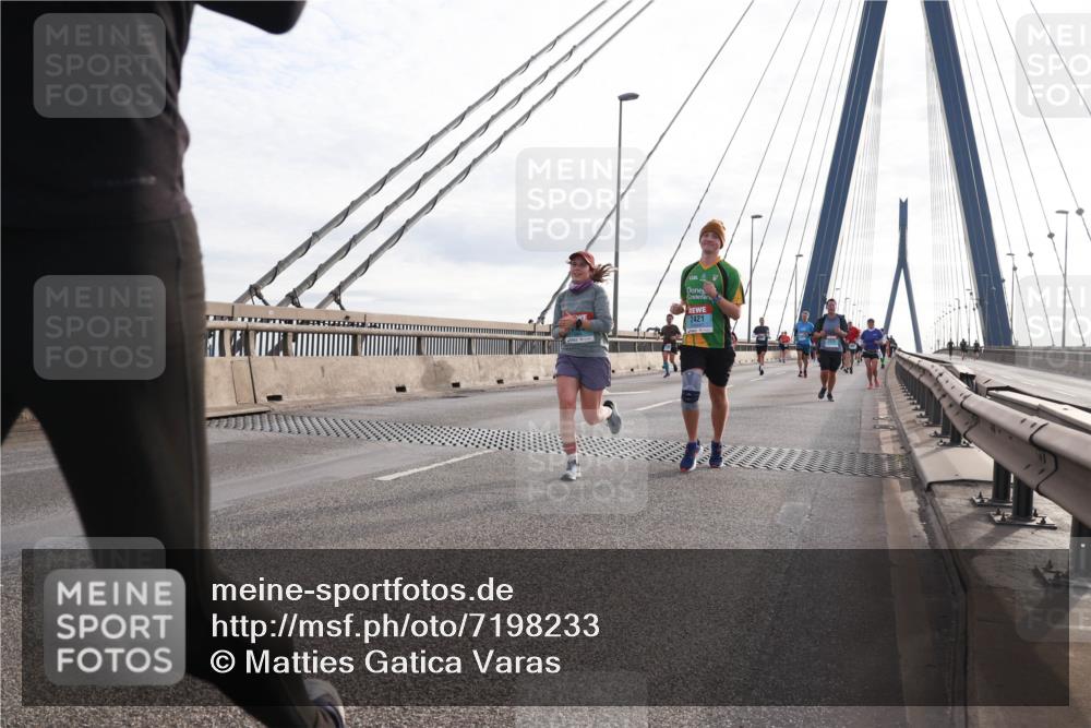 03.10.2024 - Köhlbrandbrückenlauf Matties Gatica Varas http://msf.ph/oto/7198233 03.10.2024 09:29:02 Position 2 2421 meine-sportfotos.de