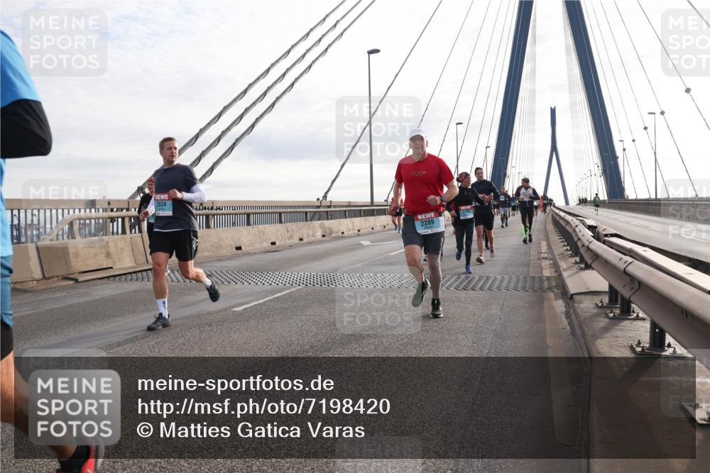 03.10.2024 - Köhlbrandbrückenlauf Matties Gatica Varas http://msf.ph/oto/7198420 03.10.2024 09:29:10 Position 2 2834, 2209 meine-sportfotos.de