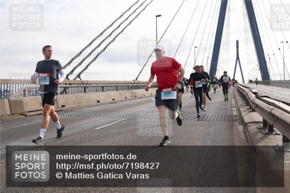 03.10.2024 - Köhlbrandbrückenlauf Matties Gatica Varas http://msf.ph/oto/7198427 03.10.2024 09:29:10 Position 2 2834, 2209, 1951 meine-sportfotos.de