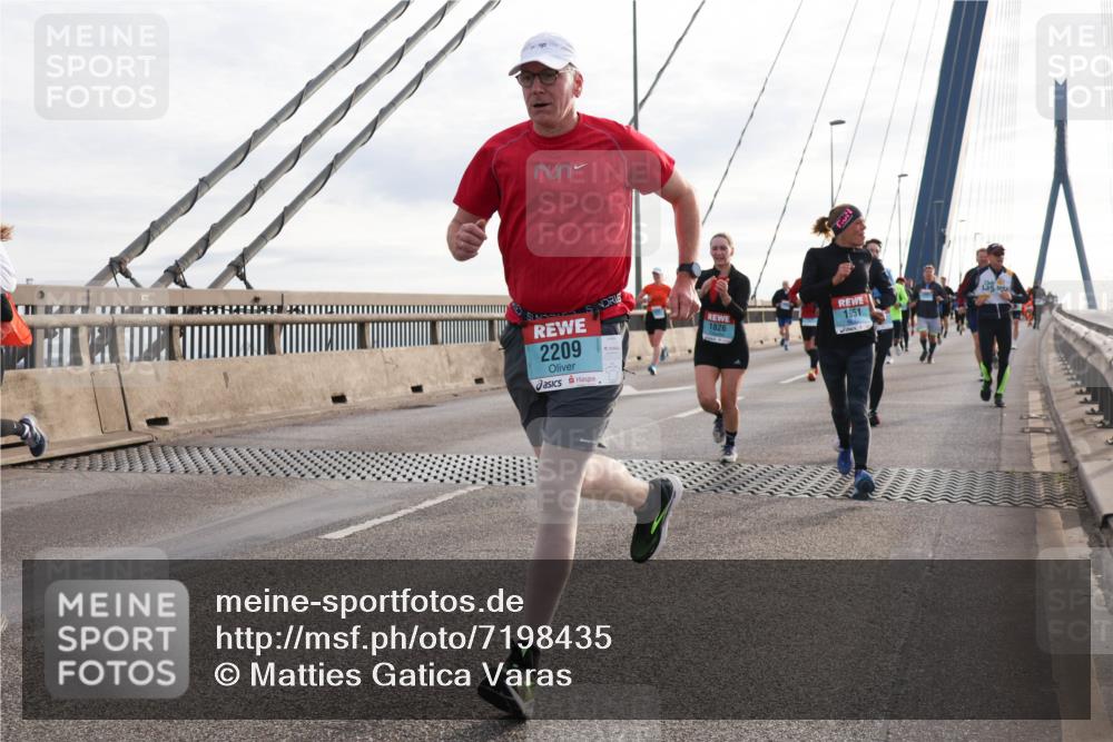 03.10.2024 - Köhlbrandbrückenlauf Matties Gatica Varas http://msf.ph/oto/7198435 03.10.2024 09:29:10 Position 2 2209, 1826, 1951 meine-sportfotos.de
