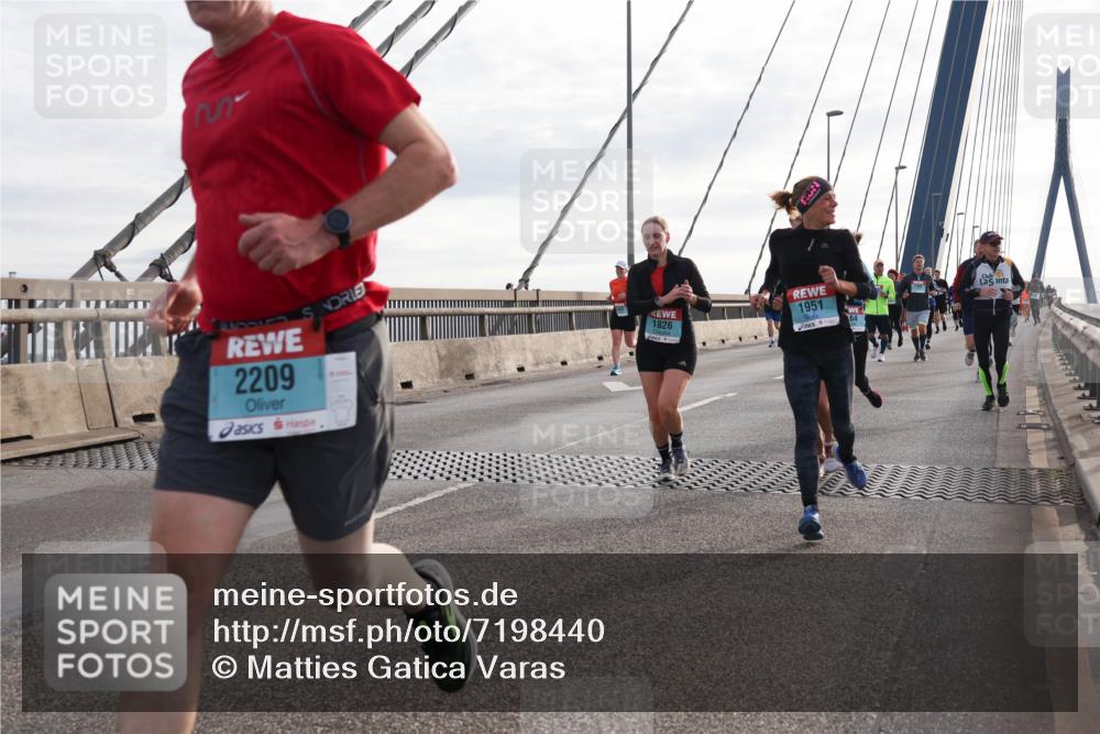 03.10.2024 - Köhlbrandbrückenlauf Matties Gatica Varas http://msf.ph/oto/7198440 03.10.2024 09:29:11 Position 2 2209, 1826, 1951, 64 meine-sportfotos.de