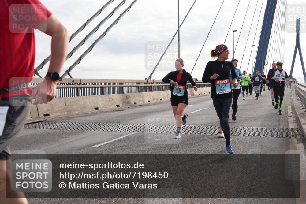 03.10.2024 - Köhlbrandbrückenlauf Matties Gatica Varas http://msf.ph/oto/7198450 03.10.2024 09:29:11 Position 2 271, 1826, 1951 meine-sportfotos.de