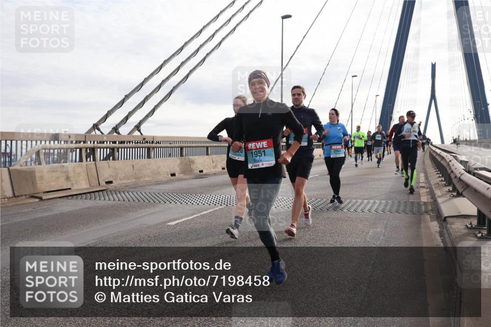 03.10.2024 - Köhlbrandbrückenlauf Matties Gatica Varas http://msf.ph/oto/7198458 03.10.2024 09:29:11 Position 2 1951, 2064 meine-sportfotos.de