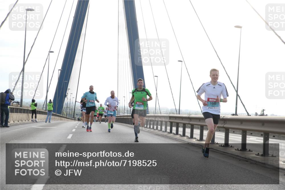 03.10.2024 - Köhlbrandbrückenlauf Jannik Wohlers http://msf.ph/oto/7198525 03.10.2024 09:19:47 Position 1 1248, 1021, 1085 meine-sportfotos.de