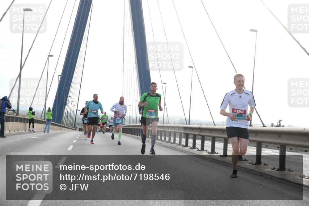 03.10.2024 - Köhlbrandbrückenlauf Jannik Wohlers http://msf.ph/oto/7198546 03.10.2024 09:19:47 Position 1 17, 1021, 1085 meine-sportfotos.de