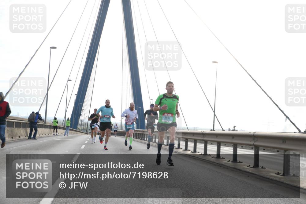 03.10.2024 - Köhlbrandbrückenlauf Jannik Wohlers http://msf.ph/oto/7198628 03.10.2024 09:19:48 Position 1 1248, 1021 meine-sportfotos.de