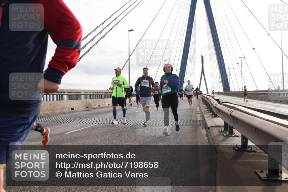 03.10.2024 - Köhlbrandbrückenlauf Matties Gatica Varas http://msf.ph/oto/7198658 03.10.2024 09:29:16 Position 2 249, 2491, 1869 meine-sportfotos.de