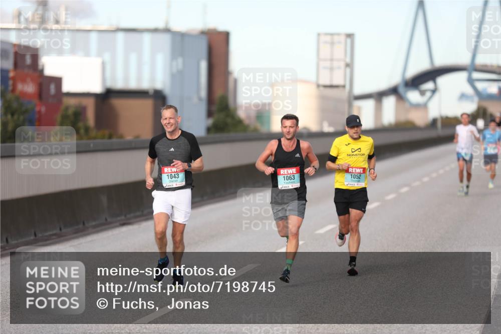 03.10.2024 - Köhlbrandbrückenlauf Fuchs,  Jonas http://msf.ph/oto/7198745 03.10.2024 09:37:58 Position 3 1043, 1063, 1052 meine-sportfotos.de