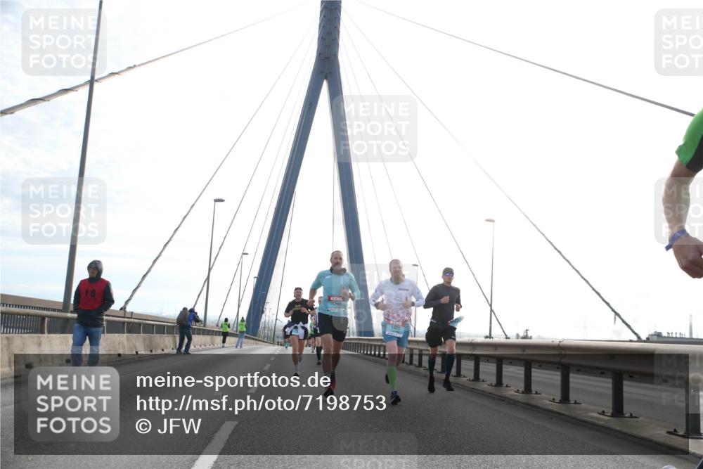 03.10.2024 - Köhlbrandbrückenlauf Jannik Wohlers http://msf.ph/oto/7198753 03.10.2024 09:19:50 Position 1 1248, 1423 meine-sportfotos.de