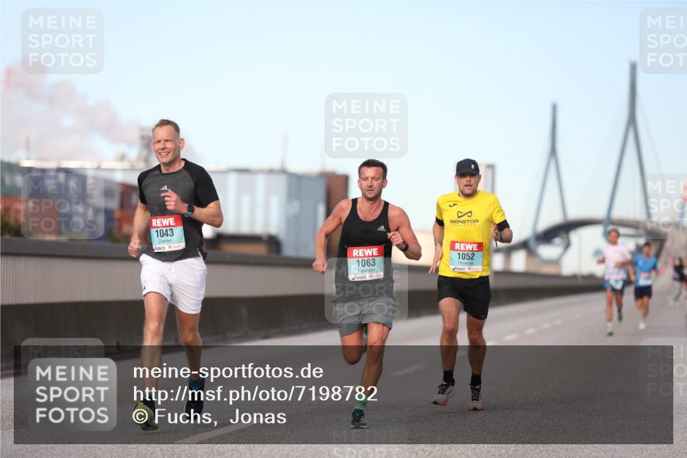 03.10.2024 - Köhlbrandbrückenlauf Fuchs,  Jonas http://msf.ph/oto/7198782 03.10.2024 09:38:00 Position 3 1043, 1063, 1052 meine-sportfotos.de