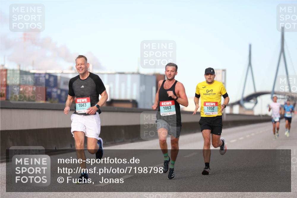 03.10.2024 - Köhlbrandbrückenlauf Fuchs,  Jonas http://msf.ph/oto/7198798 03.10.2024 09:38:00 Position 3 1043, 1063, 1052 meine-sportfotos.de