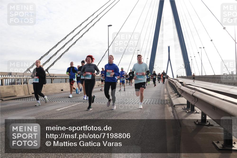 03.10.2024 - Köhlbrandbrückenlauf Matties Gatica Varas http://msf.ph/oto/7198806 03.10.2024 09:29:18 Position 2 185, 2453, 1858 meine-sportfotos.de