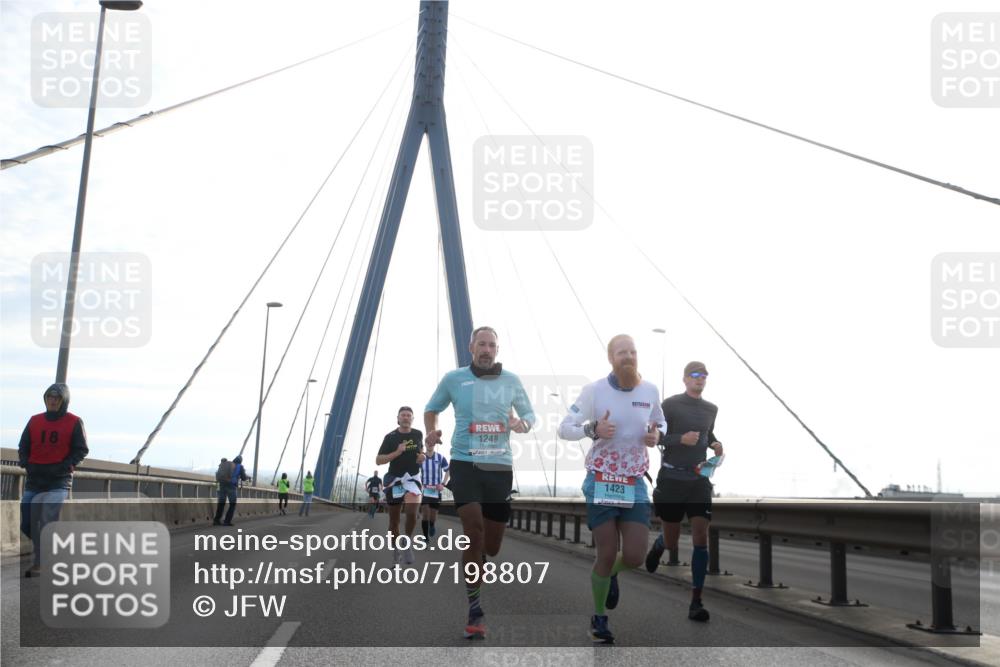 03.10.2024 - Köhlbrandbrückenlauf Jannik Wohlers http://msf.ph/oto/7198807 03.10.2024 09:19:51 Position 1 18, 1248, 1423 meine-sportfotos.de