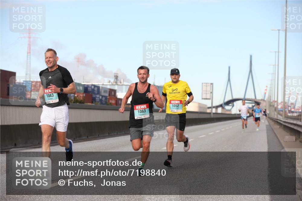 03.10.2024 - Köhlbrandbrückenlauf Fuchs,  Jonas http://msf.ph/oto/7198840 03.10.2024 09:38:01 Position 3 1043, 1063, 1052 meine-sportfotos.de