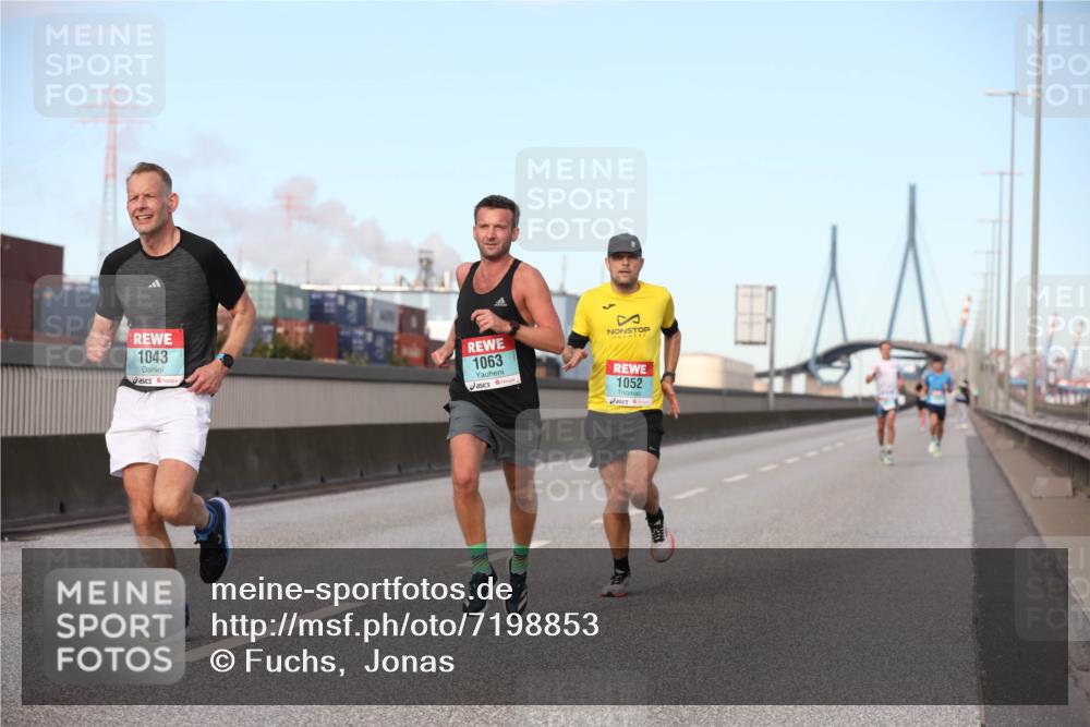 03.10.2024 - Köhlbrandbrückenlauf Fuchs,  Jonas http://msf.ph/oto/7198853 03.10.2024 09:38:01 Position 3 1043, 1063, 1052 meine-sportfotos.de
