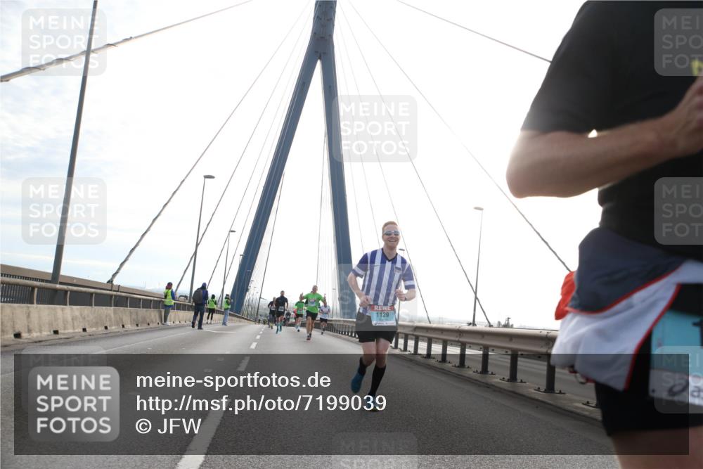 03.10.2024 - Köhlbrandbrückenlauf Jannik Wohlers http://msf.ph/oto/7199039 03.10.2024 09:19:54 Position 1 1129 meine-sportfotos.de