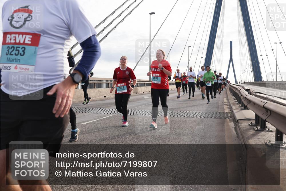 03.10.2024 - Köhlbrandbrückenlauf Matties Gatica Varas http://msf.ph/oto/7199807 03.10.2024 09:29:40 Position 2 3253, 2039, 2038 meine-sportfotos.de