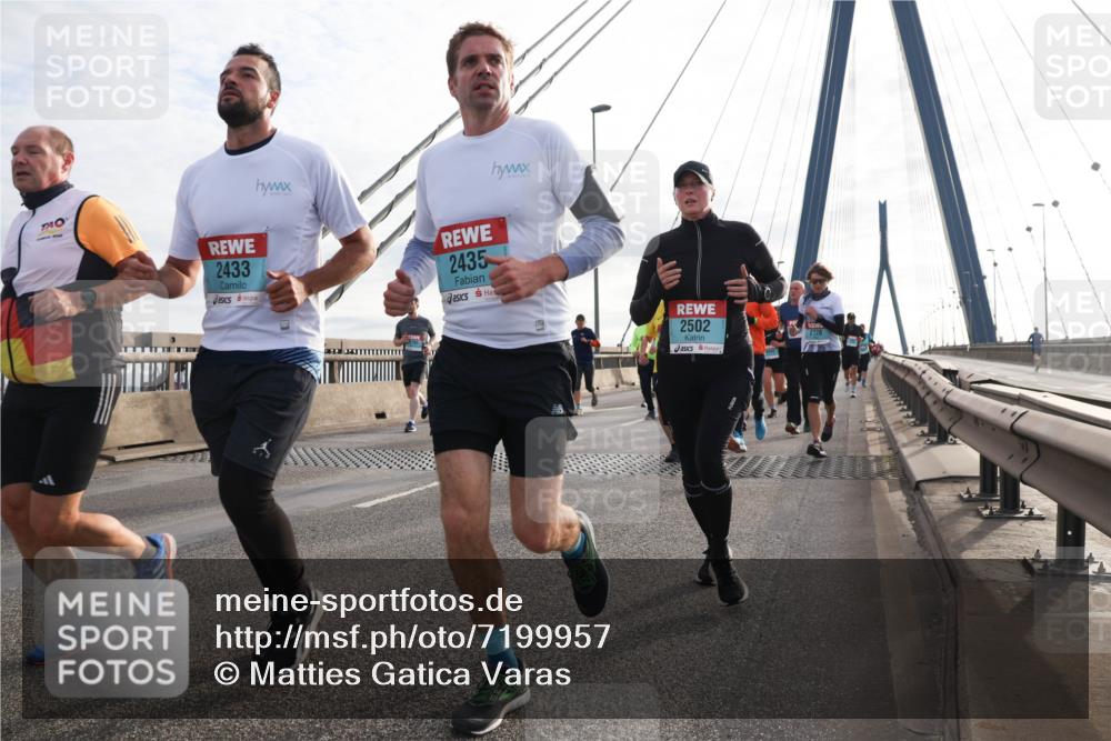03.10.2024 - Köhlbrandbrückenlauf Matties Gatica Varas http://msf.ph/oto/7199957 03.10.2024 09:29:45 Position 2 2433, 2435, 2502, 2128 meine-sportfotos.de