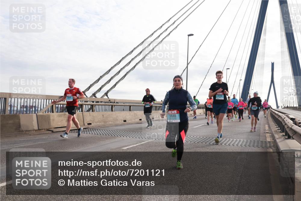 03.10.2024 - Köhlbrandbrückenlauf Matties Gatica Varas http://msf.ph/oto/7201121 03.10.2024 09:30:21 Position 2 2649, 1648, 2715 meine-sportfotos.de