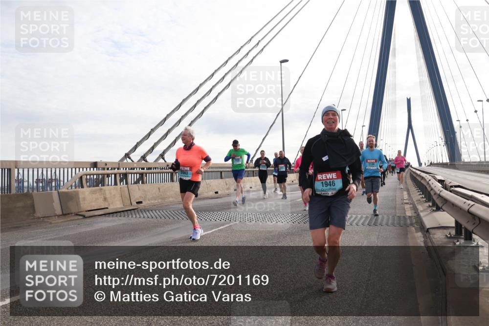 03.10.2024 - Köhlbrandbrückenlauf Matties Gatica Varas http://msf.ph/oto/7201169 03.10.2024 09:30:24 Position 2 2063, 1946, 1134 meine-sportfotos.de