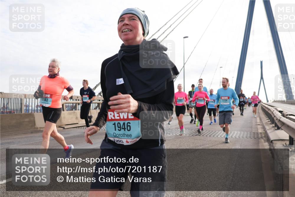 03.10.2024 - Köhlbrandbrückenlauf Matties Gatica Varas http://msf.ph/oto/7201187 03.10.2024 09:30:24 Position 2 2063, 1946, 2051, 2053, 1134 meine-sportfotos.de