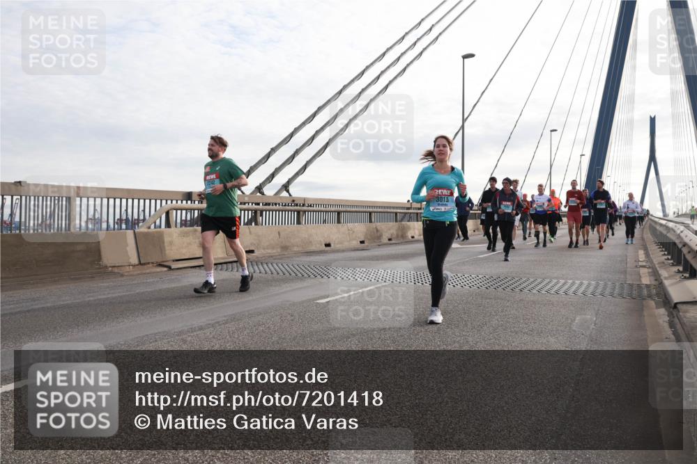 03.10.2024 - Köhlbrandbrückenlauf Matties Gatica Varas http://msf.ph/oto/7201418 03.10.2024 09:30:36 Position 2 2242, 3015 meine-sportfotos.de