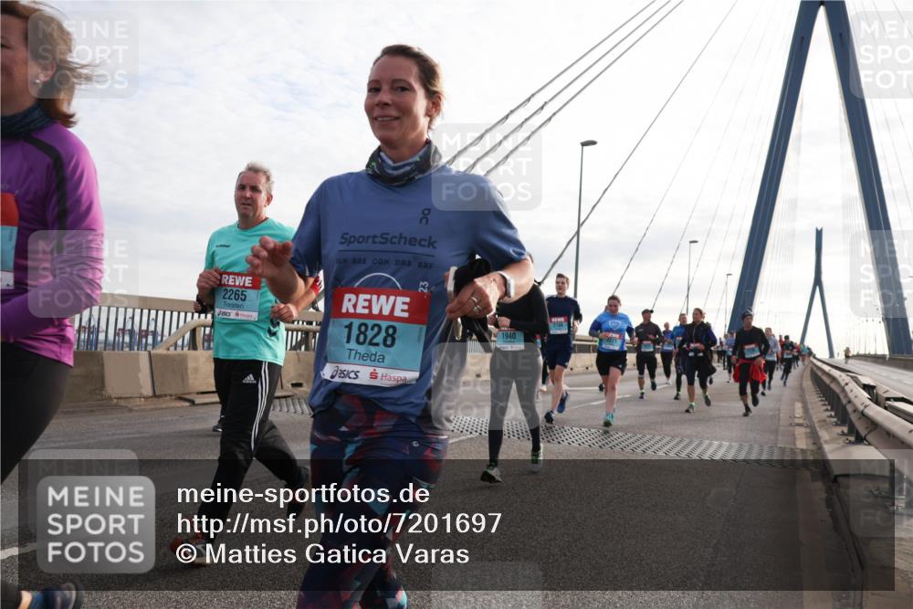 03.10.2024 - Köhlbrandbrückenlauf Matties Gatica Varas http://msf.ph/oto/7201697 03.10.2024 09:30:44 Position 2 2265, 1828, 1940 meine-sportfotos.de