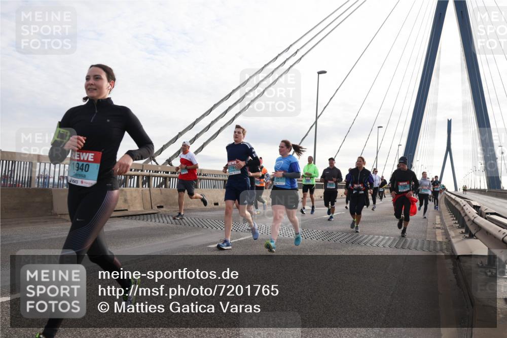03.10.2024 - Köhlbrandbrückenlauf Matties Gatica Varas http://msf.ph/oto/7201765 03.10.2024 09:30:45 Position 2 1940, 216, 2221 meine-sportfotos.de