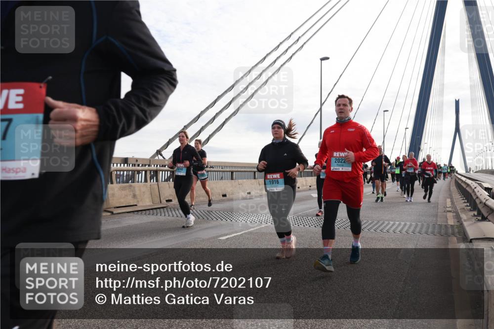03.10.2024 - Köhlbrandbrückenlauf Matties Gatica Varas http://msf.ph/oto/7202107 03.10.2024 09:30:57 Position 2 7, 3248, 1916, 2022 meine-sportfotos.de