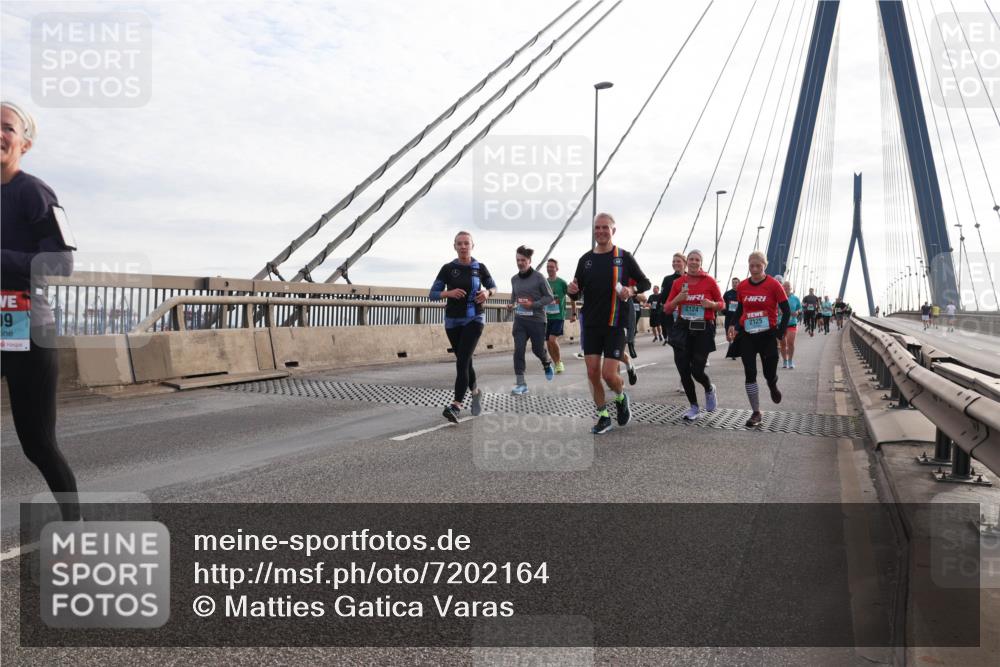 03.10.2024 - Köhlbrandbrückenlauf Matties Gatica Varas http://msf.ph/oto/7202164 03.10.2024 09:30:59 Position 2 09, 2124, 2125 meine-sportfotos.de