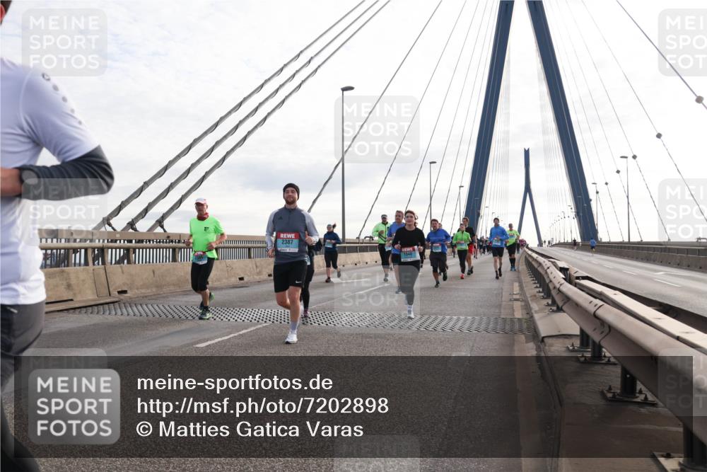 03.10.2024 - Köhlbrandbrückenlauf Matties Gatica Varas http://msf.ph/oto/7202898 03.10.2024 09:31:24 Position 2 2387, 1040 meine-sportfotos.de