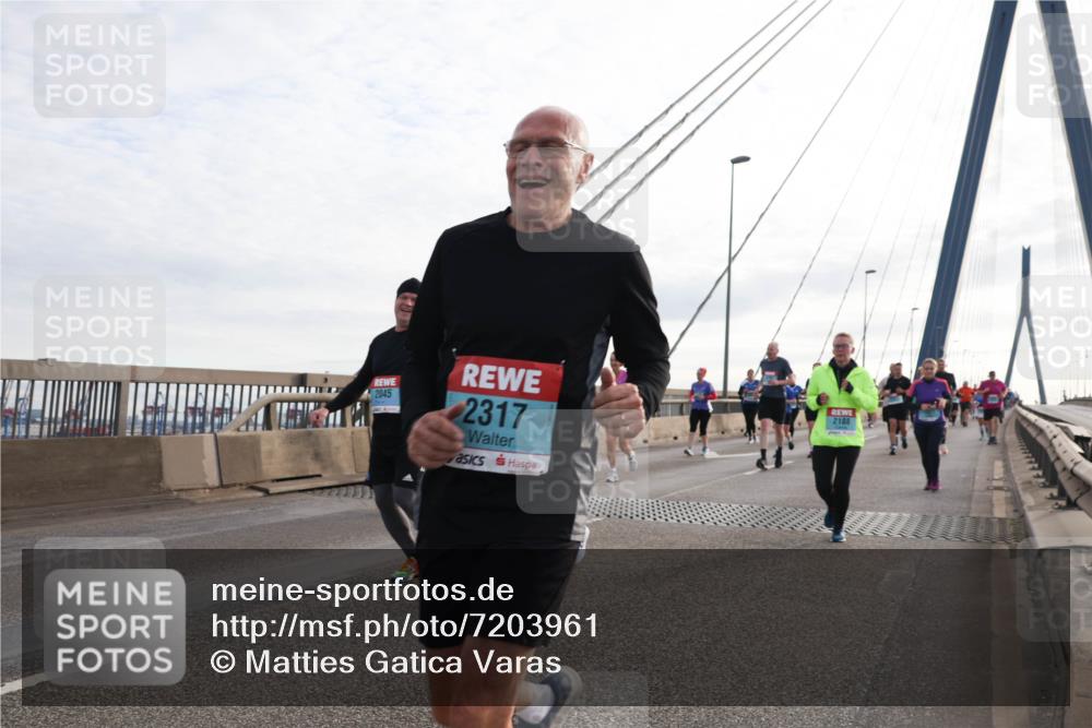 03.10.2024 - Köhlbrandbrückenlauf Matties Gatica Varas http://msf.ph/oto/7203961 03.10.2024 09:31:49 Position 2 2045, 2317, 2188 meine-sportfotos.de