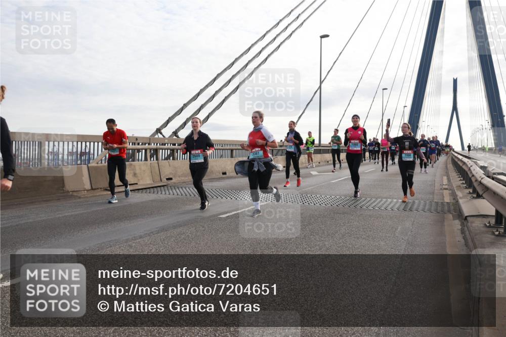 03.10.2024 - Köhlbrandbrückenlauf Matties Gatica Varas http://msf.ph/oto/7204651 03.10.2024 09:32:12 Position 2 2689, 3361, 2368 meine-sportfotos.de